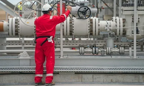 Giá xăng dầu hôm nay 10/2: Đỏ sàn