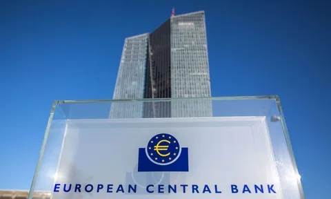 Mặc khủng hoảng ngân hàng, ECB vẫn mạnh tay tăng lãi suất