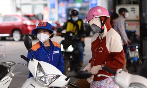 Từ 15 giờ, mỗi lít xăng tăng hơn 400 đồng