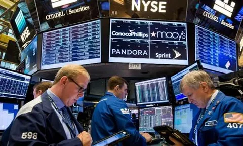 Chứng khoán Mỹ rơi tự do, Dow Jones mất hơn 1.000 điểm