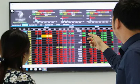 Chứng khoán Việt chìm trong sắc đỏ, VN-Index 'bay hơi' hơn 31 điểm