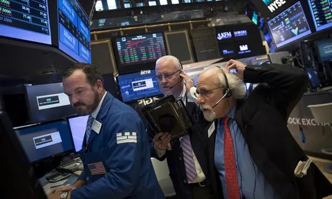 Bán tháo không ngừng, chứng khoán Mỹ xuống đáy hơn 1 năm