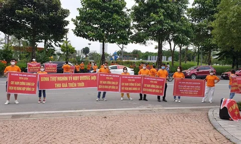 Cư dân Anland Lake View căng băng rôn phản đối phí gửi xe cao bất thường