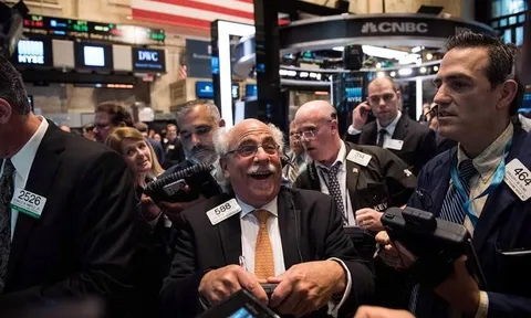 Chứng khoán Mỹ phục hồi mạnh, giá dầu chạm đỉnh 7 tuần, tiền ảo “xanh mướt”