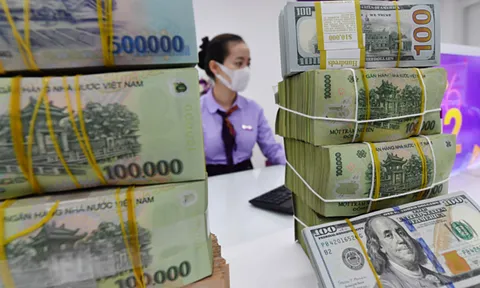 Giá vàng tiếp tục suy giảm, USD neo mức cao