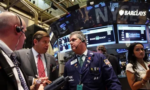 S&P 500 trượt về sát thị trường “gấu”, giá dầu biến động chóng mặt, Bitcoin hồi mốc 30.000 USD