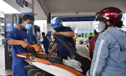 Tăng lần thứ 4 liên tiếp, giá xăng vượt mốc 30.000 đồng/lít