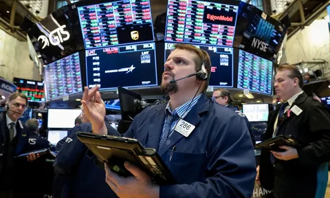 Chứng khoán Mỹ tăng điểm sau biên bản cuộc họp Fed, giá dầu đi lên vì mối lo nguồn cung