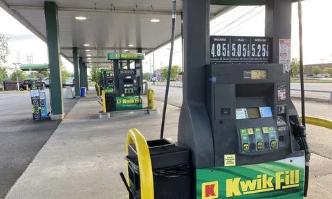 Giá xăng tại Mỹ tăng lên mức cao nhất mọi thời đại