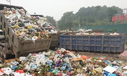 Bãi rác lộ thiên tại đường gom cao tốc Pháp Vân - Cầu Giẽ gây ô nhiễm, nhiều người dân bức xúc