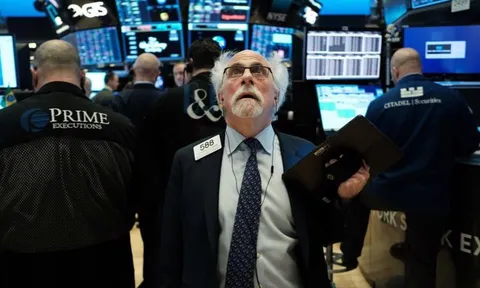 Chứng khoán Mỹ giảm điểm, giá dầu tăng, Bitcoin lại giảm mạnh