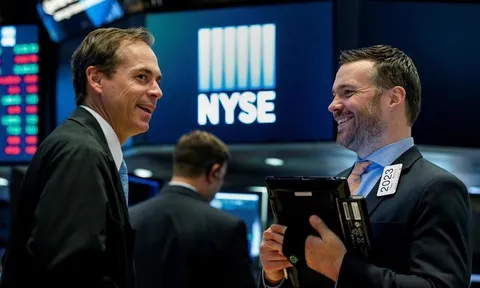 Chứng khoán Mỹ xanh rực, giá dầu tăng vọt dù OPEC+ nâng mức tăng sản lượng