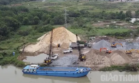 TP.HCM: Cận cảnh những bến không phép, cát vun thành núi sát sà lan cảng vụ