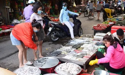 Xăng tăng, bão giá ngấm vào bữa ăn