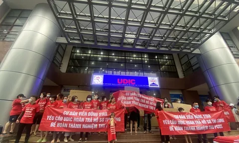 Hà Nội: Vì sao cư dân chung cư Viễn Đông Star căng băng rôn trước trụ sở UDIC?