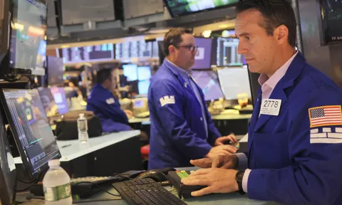 Chứng khoán Mỹ tụt điểm, giá dầu lên đỉnh 13 tuần