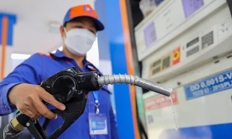 Dự báo giá xăng RON 95 có thể vượt mốc 32.000 đồng/lít