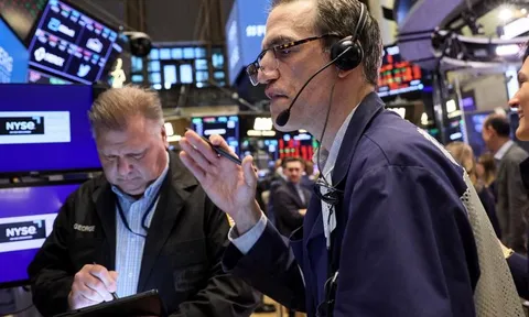 Chứng khoán Mỹ bán tháo, giá dầu trượt khỏi đỉnh 3 tuần