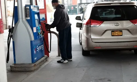 Đằng sau cú sốc giá xăng, dầu trên toàn cầu