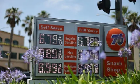 Giá xăng tại Mỹ đạt mức cao nhất mọi thời đại, vọt lên 5 USD/gallon