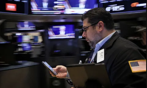 Chứng khoán Mỹ xanh rực, giá dầu tăng mạnh, Bitcoin giữ mốc 20.000 USD