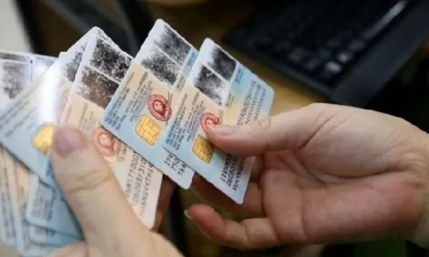 TP HCM: Đình chỉ công tác một đại úy công an nhận tiền để làm nhanh CCCD gắn chip