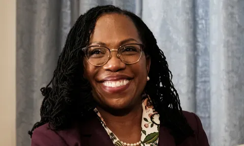 Người phụ nữ da màu đầu tiên tuyên thệ nhậm chức thẩm phán Tòa án Tối cao Mỹ