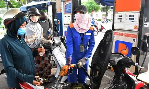 Giá xăng trong nước vừa giảm nhẹ, giá xăng nhập giảm mạnh