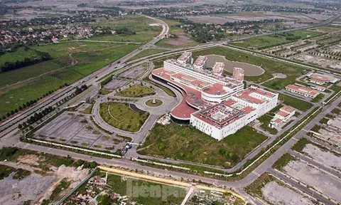 Cận cảnh bệnh viện Bạch Mai cơ sở 2 cổng đóng then cài hoang hóa nhanh chóng