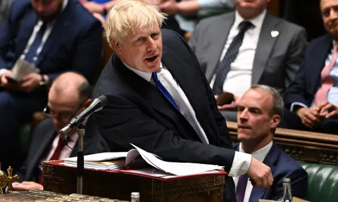 NHỮNG BÊ BỐI VÀ "GIỌT NƯỚC TRÀN LY" KHIẾN THỦ TƯỚNG ANH PHẢI TỪ CHỨC