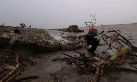 Mưa giông, gió lốc khiến miền Tây chìm trong 'biển nước', hàng trăm căn nhà tốc mái