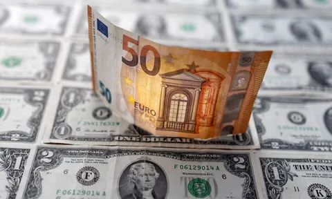 Euro ngang giá USD sau 20 năm