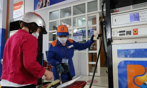 Giá xăng trong nước đang có dư địa giảm mạnh