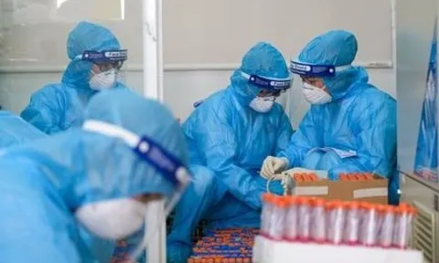 Dịch Covid-19 hôm nay: Số ca nhiễm tăng vọt lên 1.085, thêm nhiều bệnh nhân nặng