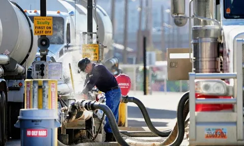 Dow phục hồi hơn 750 điểm; Dầu tăng do nguồn cung thắt chặt