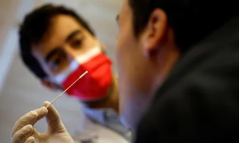 WHO kêu gọi châu Âu đẩy nhanh tiêm vaccine và đeo khẩu trang trở lại