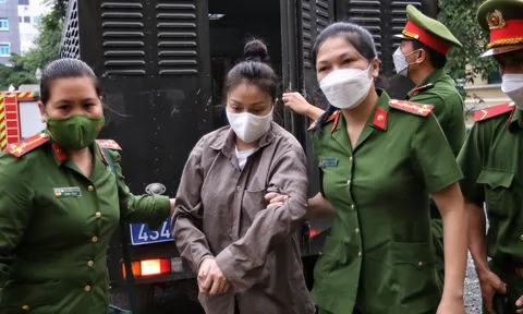 Hình ảnh đôi tình nhân bạo hành bé gái tử vong bị áp giải đến tòa sáng 21-7