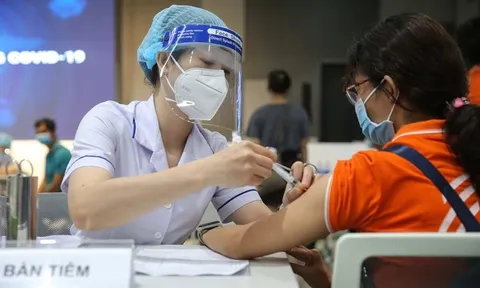 Số ca Covid-19 tăng, tiếp tục bao phủ vắc-xin