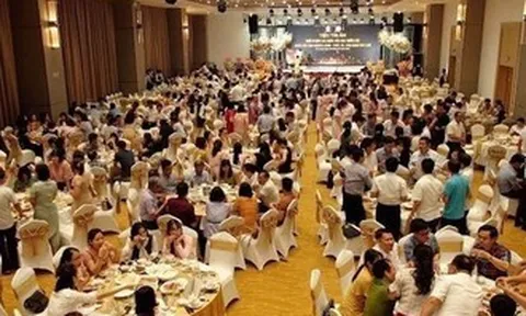 Tiền ở đâu mà họ tiệc tùng hoành tráng?