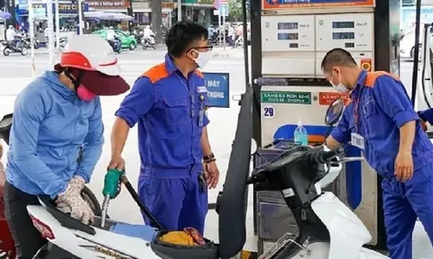 Giá xăng giữ nguyên, tăng mạnh giá dầu