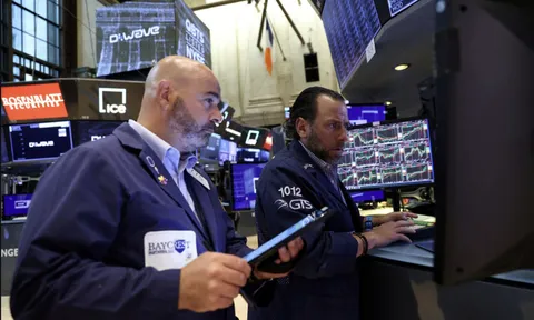 Chứng khoán châu Âu bán tháo vì giá khí đốt tăng chóng mặt, giá dầu 'xanh rực' sau khi OPEC+ hạ sản lượng