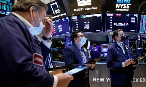 Chứng khoán Mỹ, châu Âu bán tháo dữ dội sau báo cáo lạm phát 'nóng' hơn dự kiến