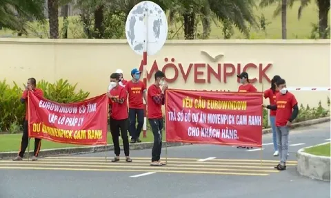 Khách hàng căng băng rôn đòi “sổ đỏ”