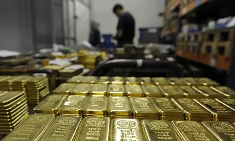 Giá vàng tiếp tục lao dốc vì nỗi lo Fed tăng mạnh lãi suất