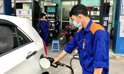 Giá xăng nhập bất ngờ vọt lên 25.000 đồng/lít