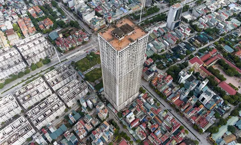 Cận cảnh hoang tàn tòa cao ốc nghìn tỷ 'đắp chiếu' trên đất vàng Hà Nội