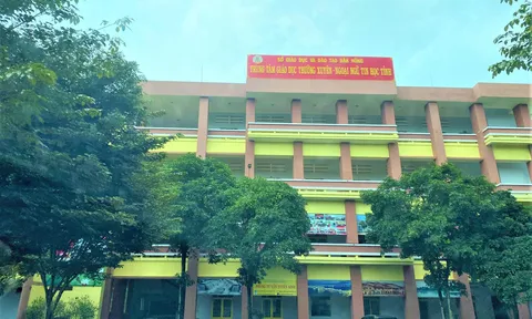 Vụ trung tâm 'đánh úp' học phí: Cho dừng lớp, thu hồi quyết định điều chỉnh học phí