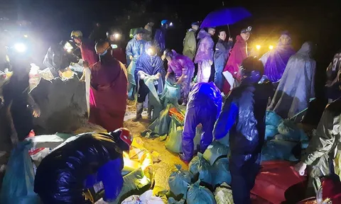 Vỡ đê ở Nghệ An, hàng trăm người dầm mưa khắc phục suốt đêm