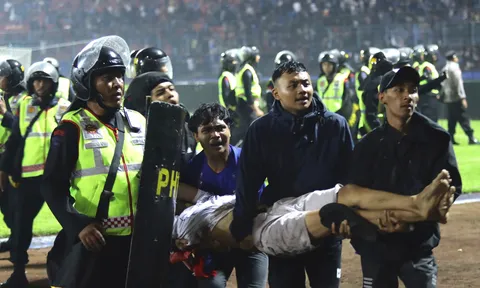 Vụ bạo loạn sân cỏ ở Indonesia: Xử lý hàng loạt cảnh sát địa phương