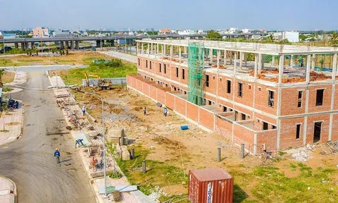 Bán nhà đất dự án phải qua sàn giao dịch: Ai lợi?